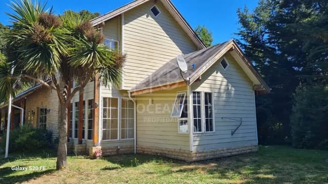 Exclusiva Casa en Parcela con Rio 6D/3B