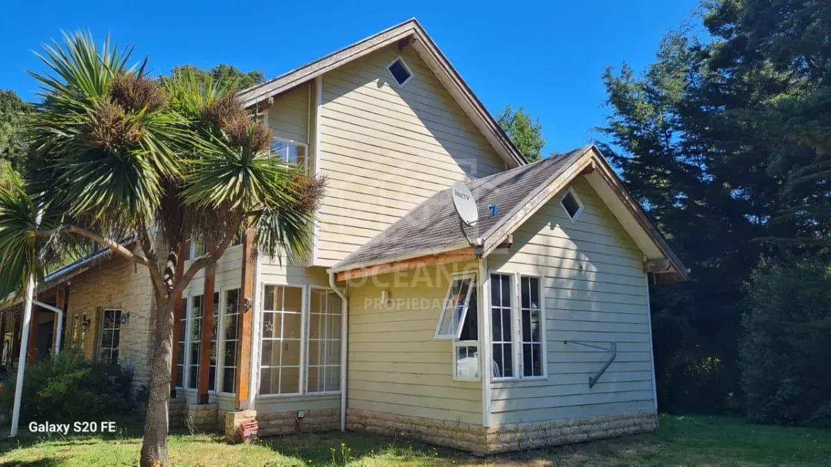 Exclusiva Casa en Parcela con Rio 6D/3B