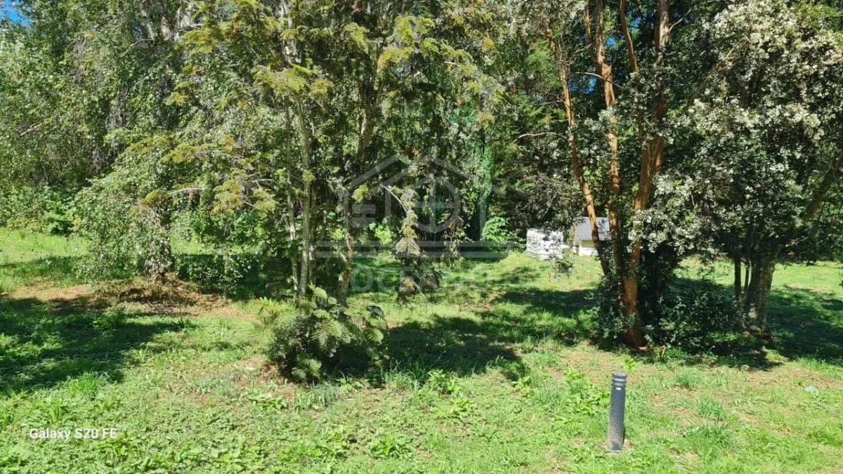 Exclusiva Casa en Parcela con Rio 6D/3B